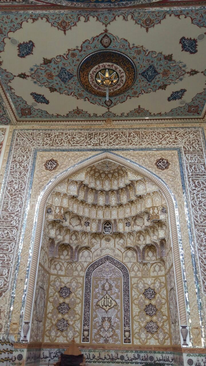 What motifs and decorations are usually placed on altars?